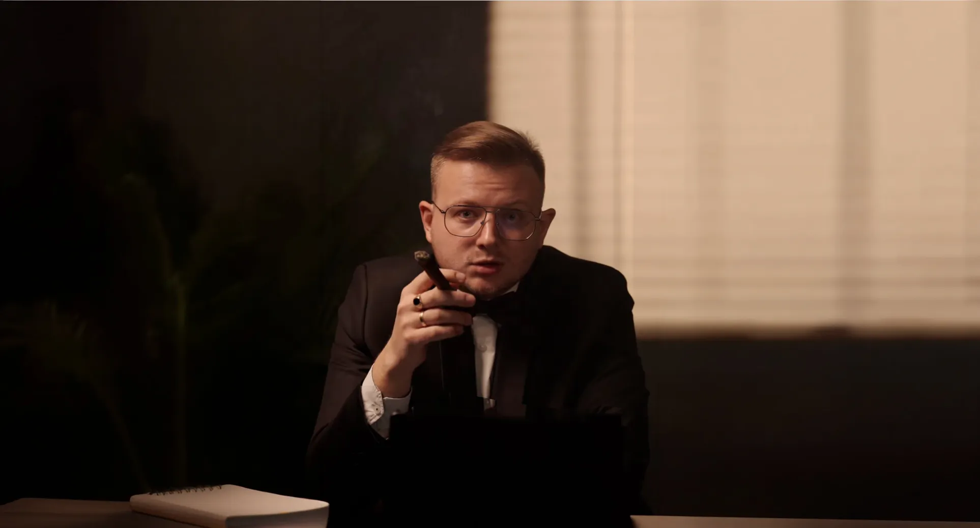Patryk Paziewski przy biurku